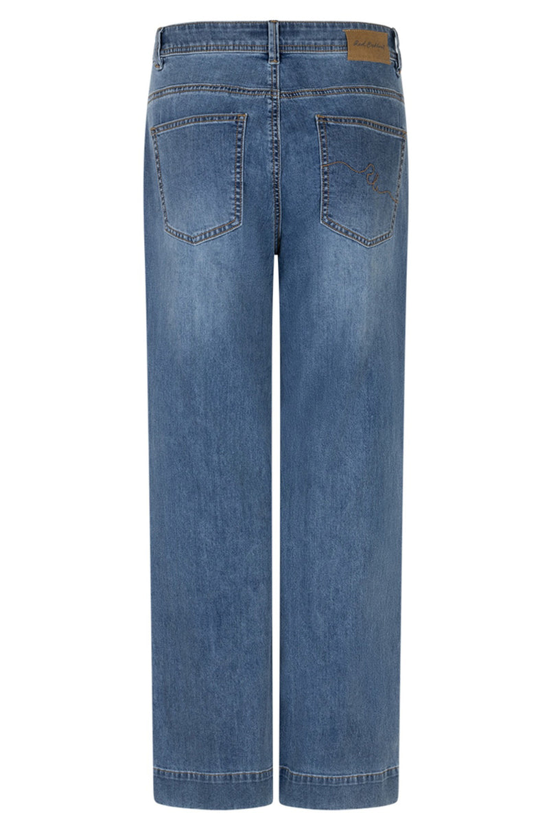 Blå stonewashed jeans med brede ben og skrå lommer, synlige stikninger og lædermærke bagpå waistbandet.