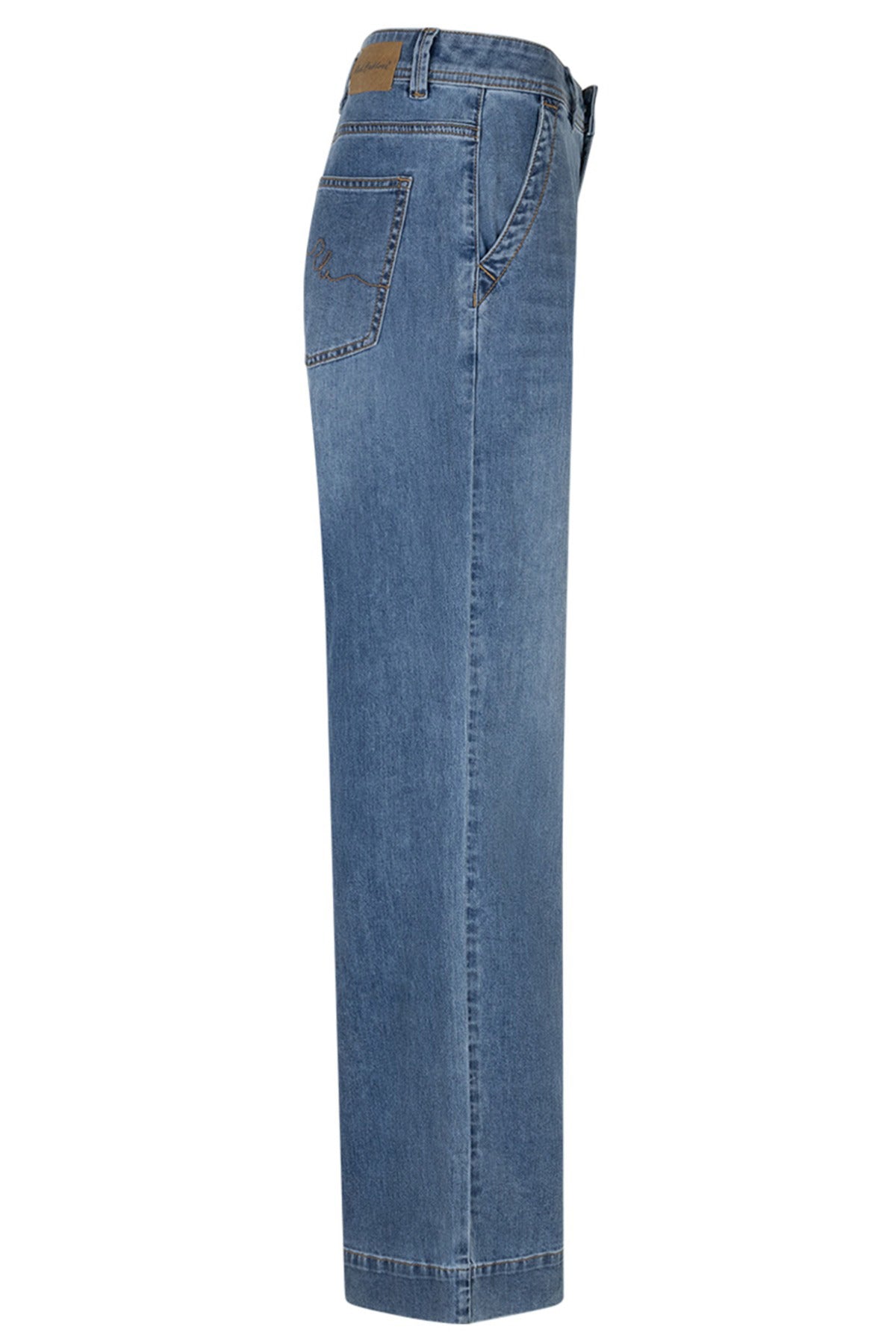 Blå stonewashed jeans med brede ben og skrå lommer set fra siden.