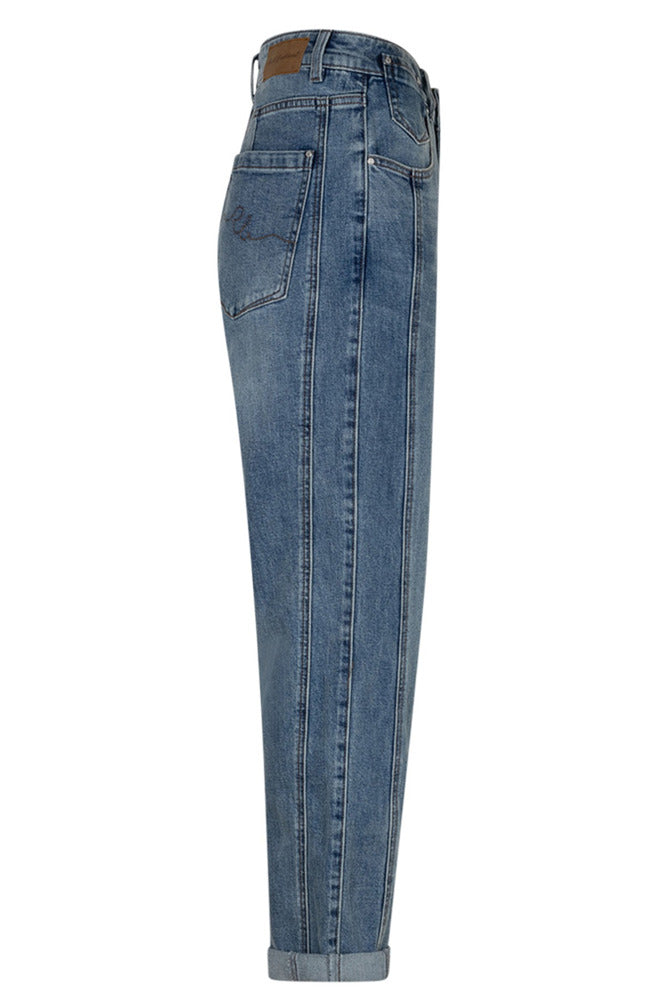 Blå vintage denimjeans med opsmøgte ben og klassisk fem-lommers design set fra siden.