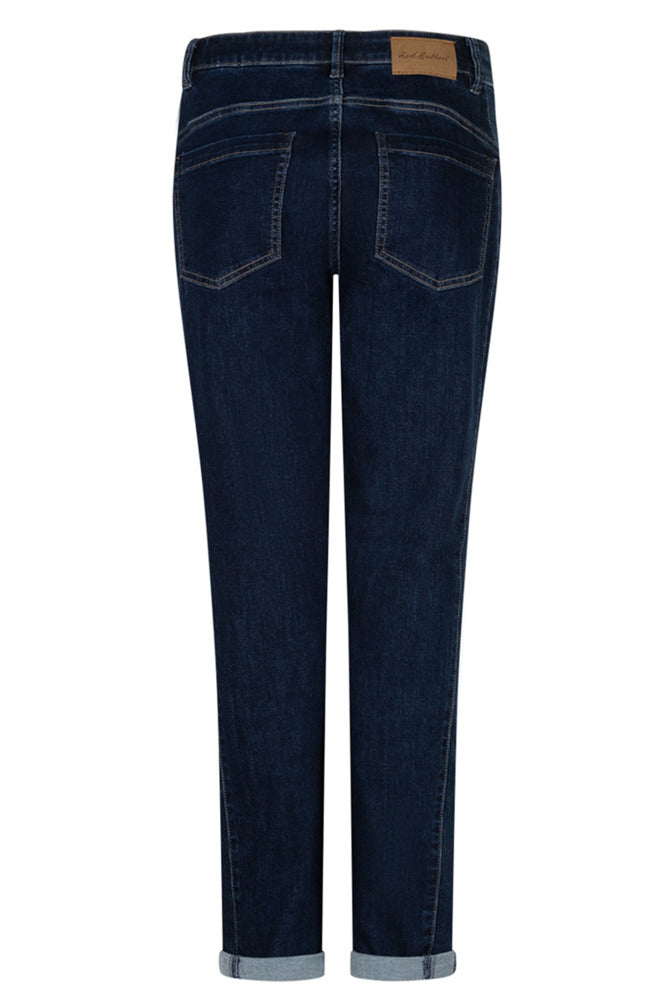 Mørkeblå jeans med detaljerede syninger og opbukket kant bagfra.