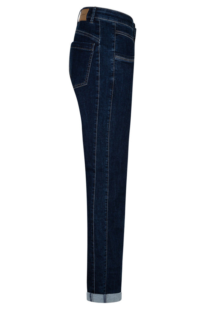 Mørkeblå jeans med kontrastsyninger og smal pasform, opbukket forneden.