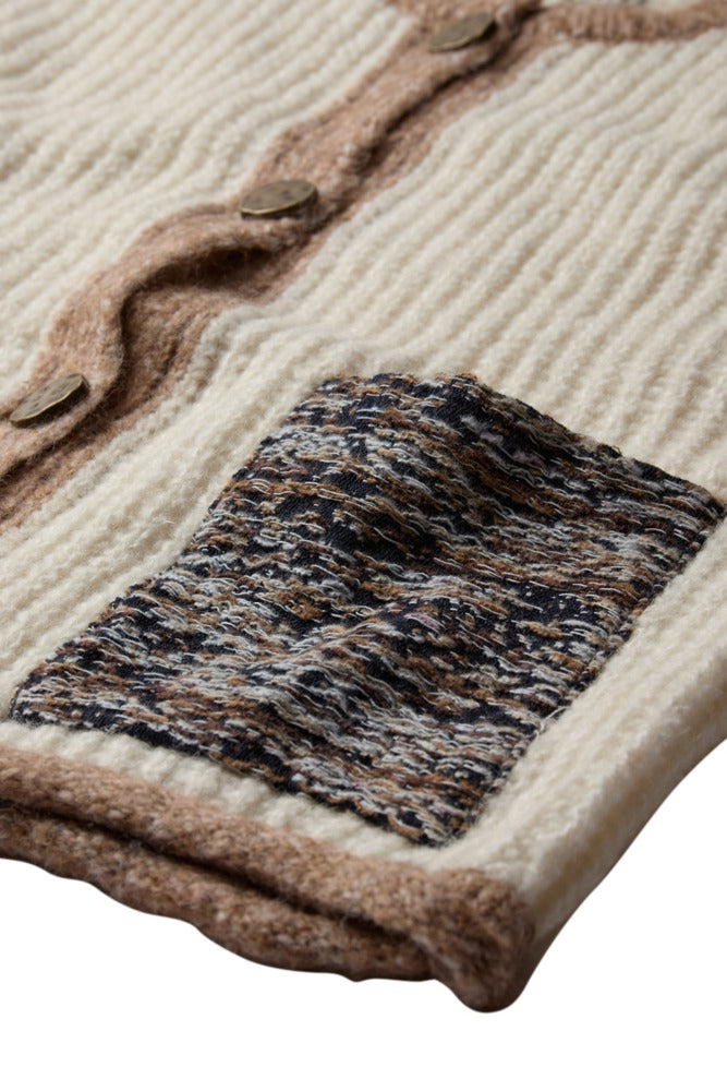 Strikket vest med dekorative lommer og knapper