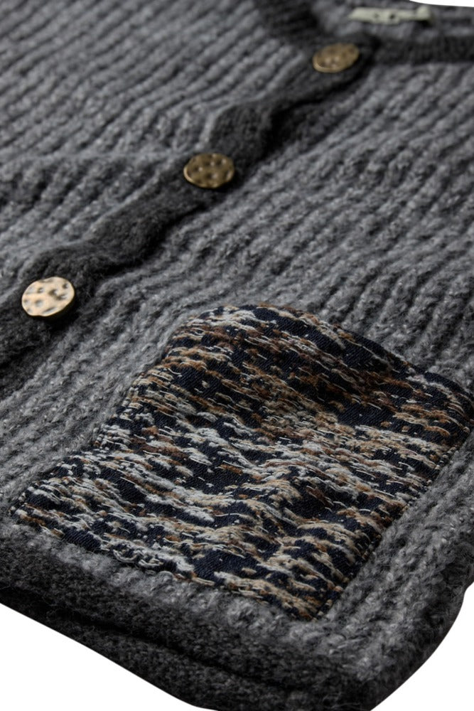 Strikket vest med dekorative lommer og knapper