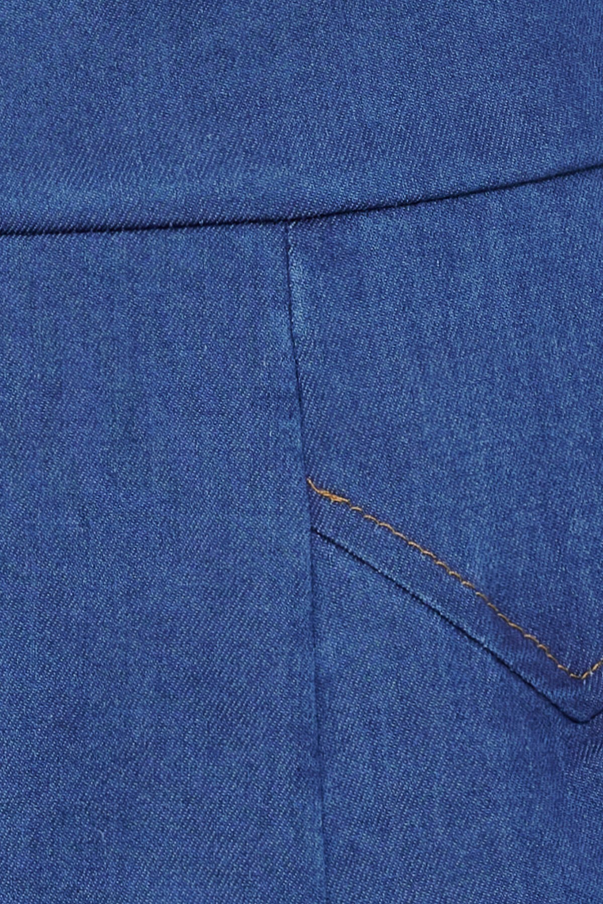 Nederdel i mediumblåt denim-look med synlige sømme og lommedetalje.